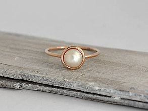 Prstene - 585/1000 zlatý prsteň s prírodnou perlou (ružové zlato) - 10857334_