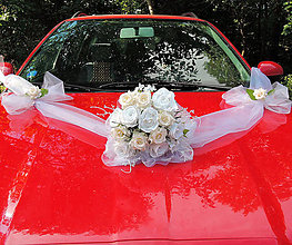 Dekorácie - svadobné auto - " kytica růží + šerpa 1 - 10869455_