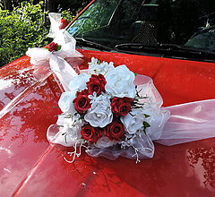 Dekorácie - svadobné auto -"Bílé růže s červenou"+ šerpa - 10869548_