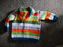 Detské oblečenie - chlapčenský pruhovaný svetrík - 10870698_