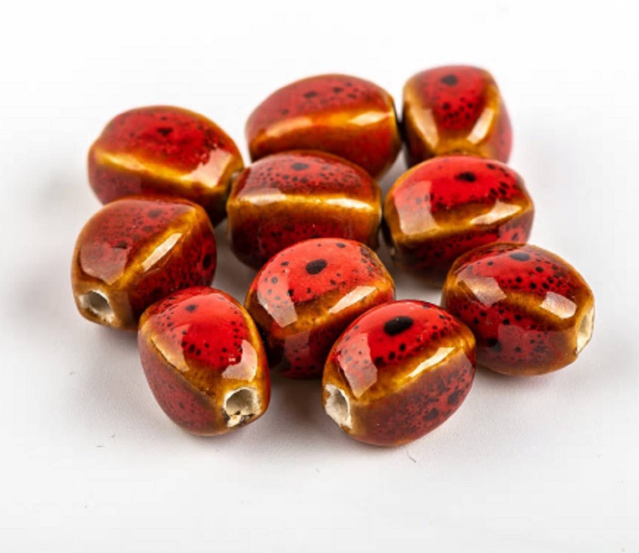 KE102 Korálka keramická 1,3 x 1,0 cm  (Červená)