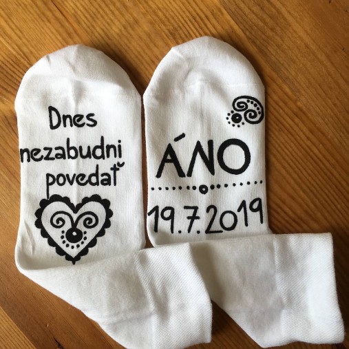 Maľované ponožky pre ženícha (biele ponožky s maľbou v čiernom)