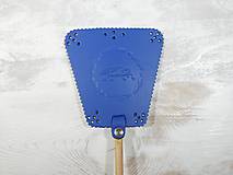 Dekorácie - Kožená plácačka na mouchy - modrá - mucha v ornamentoch - 10880028_