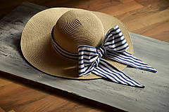 Čiapky, čelenky, klobúky - Dámsky letný klobúk slamený jemne krémový s odopínateľnou mašlou(pásik navy) - 10881454_