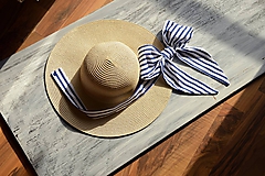 Čiapky, čelenky, klobúky - Dámsky letný klobúk slamený jemne krémový s odopínateľnou mašlou(pásik navy) - 10881456_