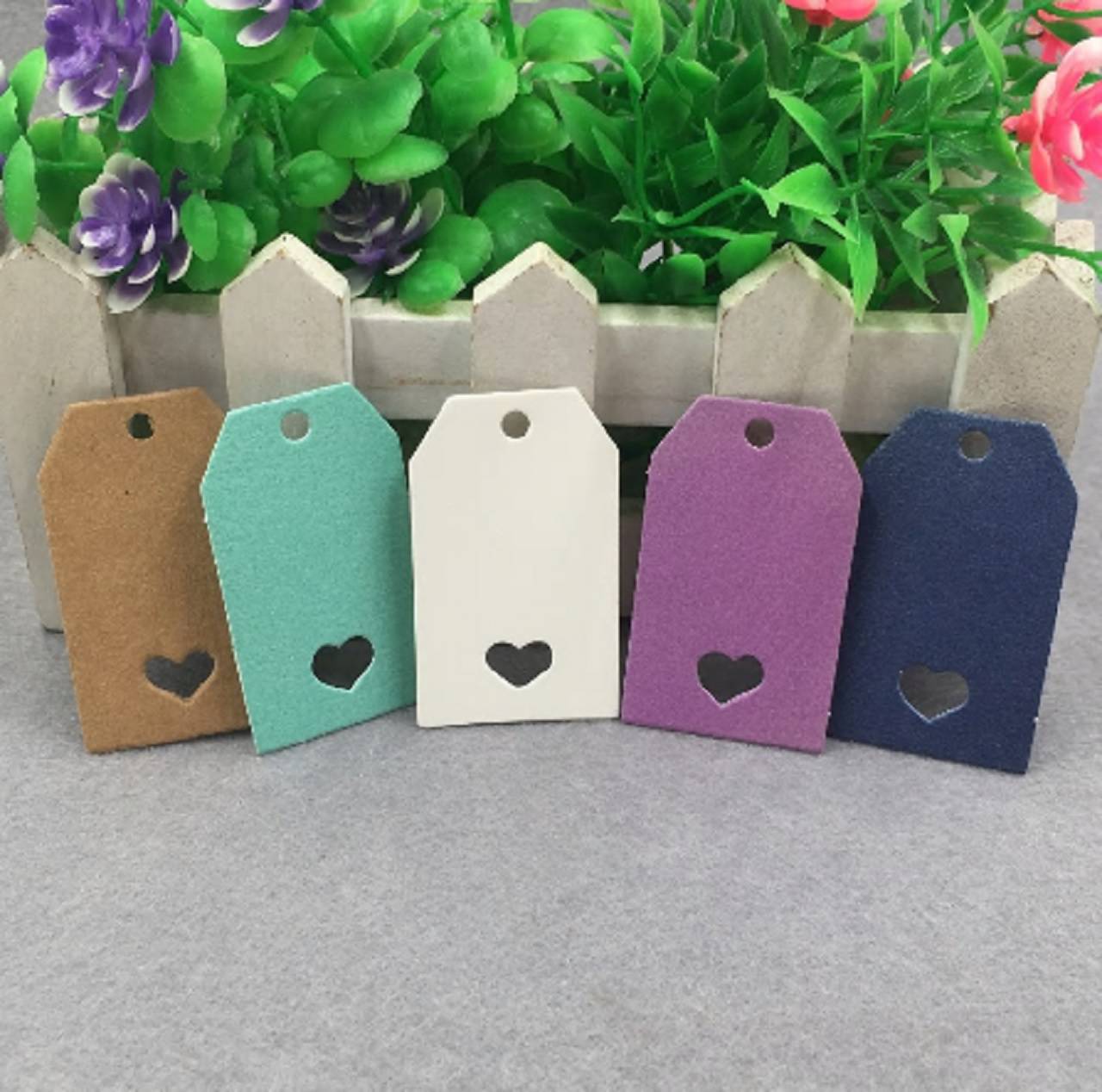 VI102 Visačka s výrezom srdiečka 5 x 3 cm