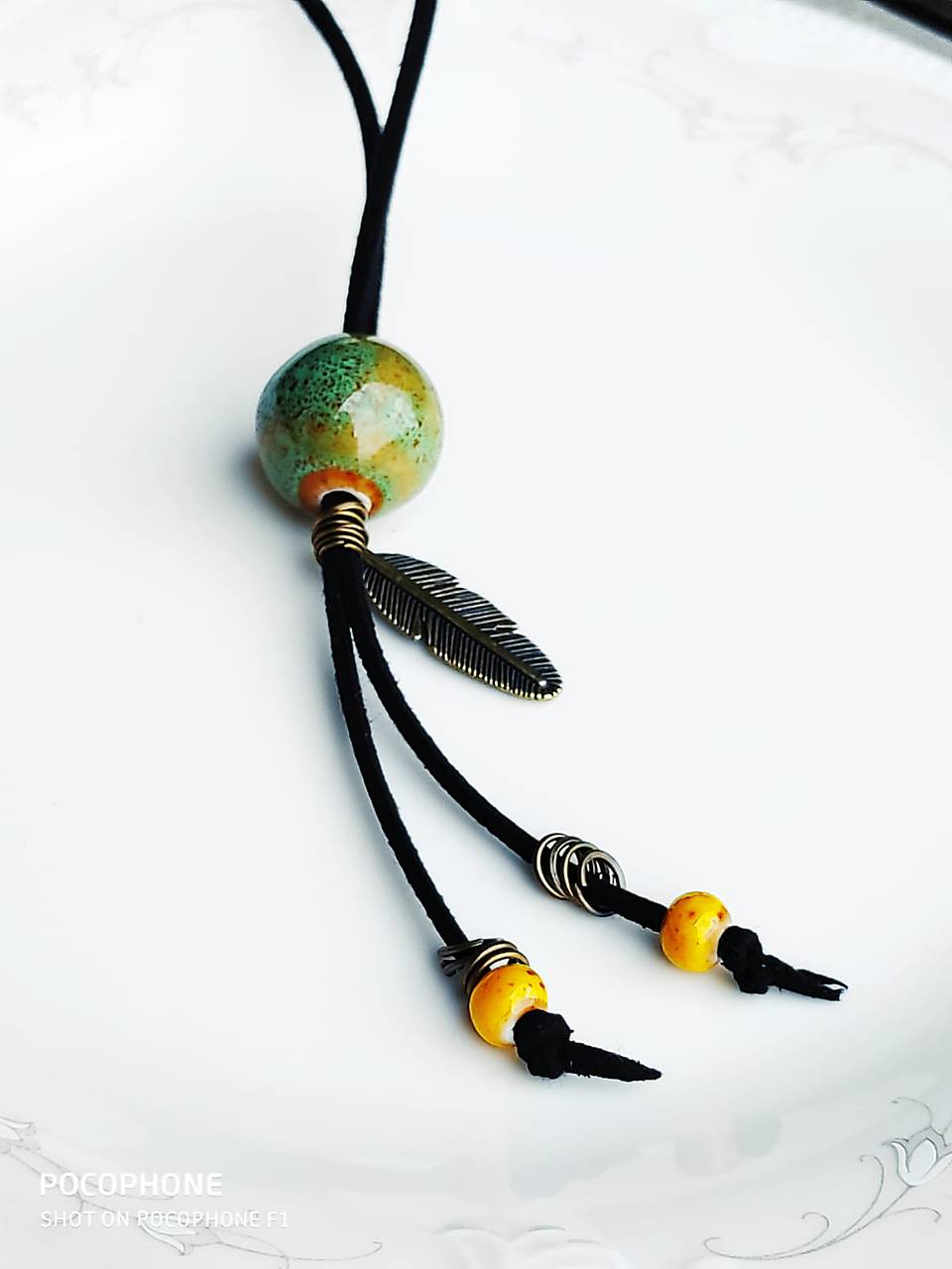 Náhrdelník s keramickými korálkami