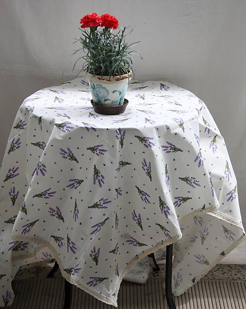 Úžitkový textil - Obrus. Levandulový s ľanovou paličkovanou čipkou. - 10890160_