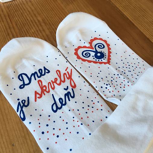 Motivačné maľované ponožky s nápisom "Dnes je skvelý deň" (biele so srdiečkom)