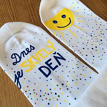 Ponožky, pančuchy, obuv - Motivačné maľované ponožky s nápisom "Dnes je skvelý deň" (biele so slniečkom) - 10900530_