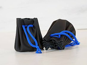 Peňaženky - Kožený mešec - čierny s modrou šnúrkou - 10905432_