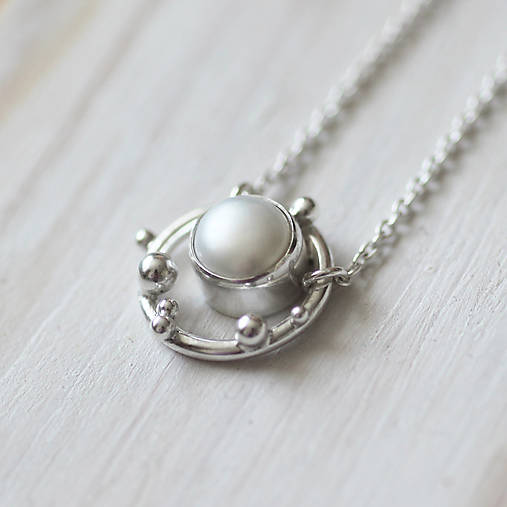 Strieborný náhrdelník s bielou perlou - Bokeh Pearl (Biela)