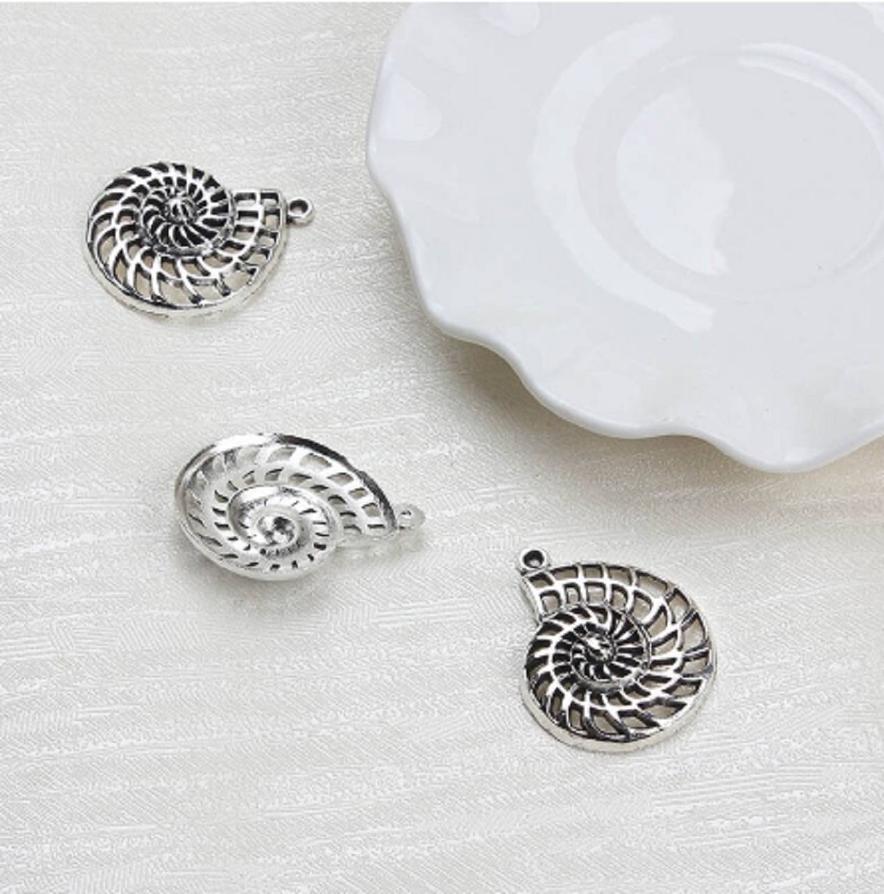PR149 Veľký prívesok ulita - fosília 3,5 x 2,7 cm