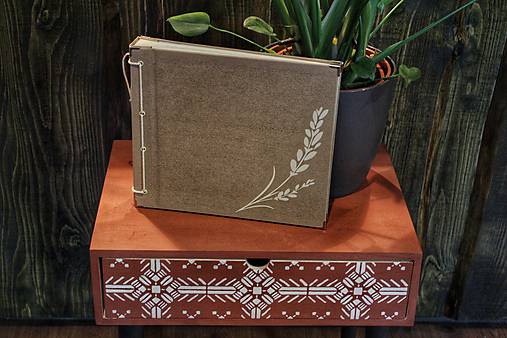 Papiernictvo - Fotoalbum klasický papierový obal so štruktúrou dreva s rezaným minimalistickým motívom - 10941458_