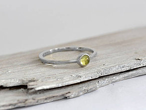 Prstene - 925/1000 Strieborný prsteň s prírodným olivínom - 10944178_
