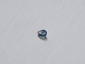 Minerály - ZAFÍR prírodný bicolor bielo-modrý hruška 3x4 mm Nahrievaný - 10944577_