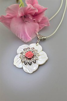 Náhrdelníky - perleť prívesok luxusný - s koralovým kvetom v strede - 10945528_
