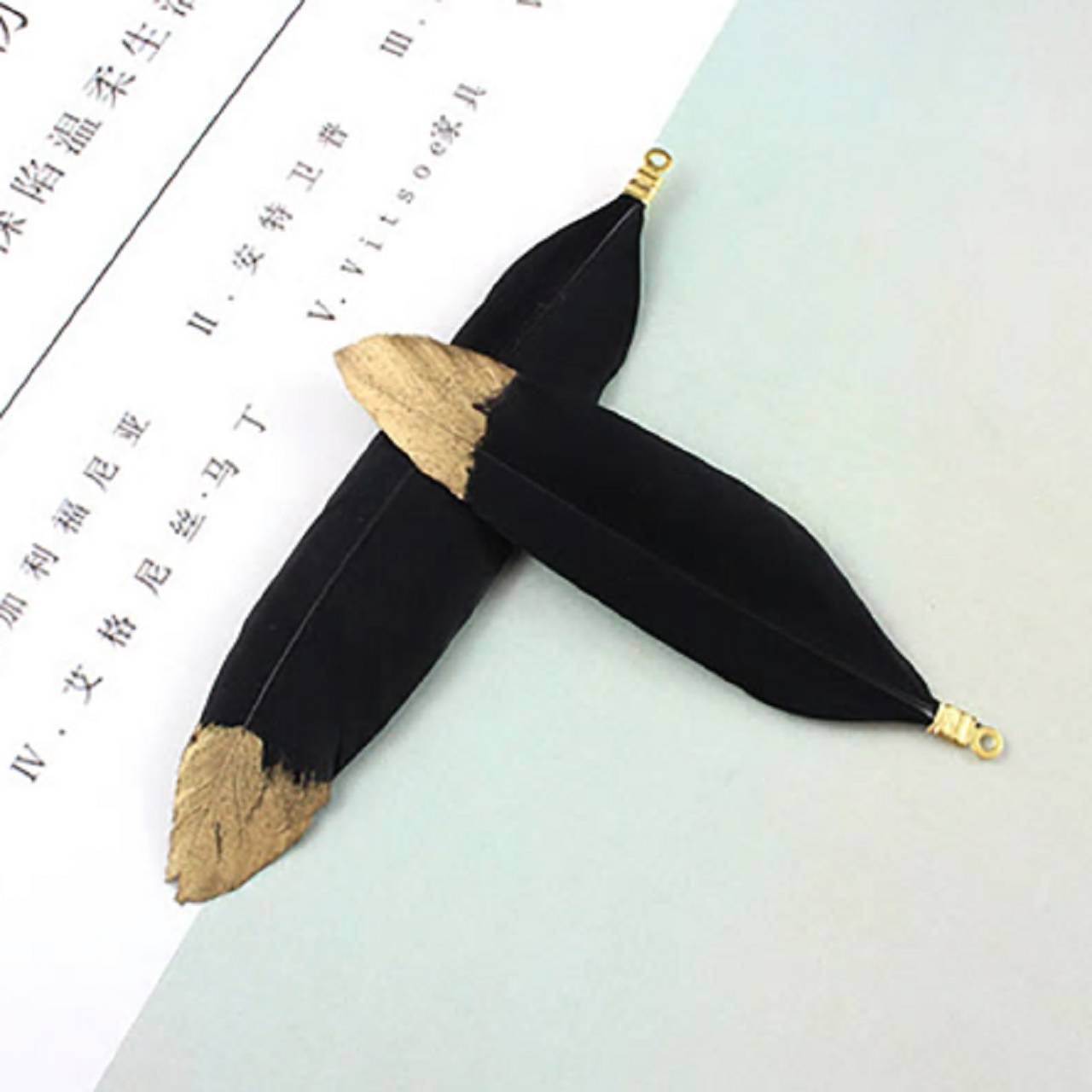 PR141 Prívesok pierko  (Čierna)