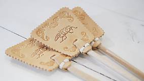 Dekorácie - Malá kožená plácačka na muchy - hlazenice - mucha v ornamentoch - 10959820_