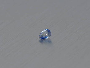 Minerály - ZAFÍR prírodný bicolor bielo-modrý hruška 3x4 mm Nahrievaný - 10961522_