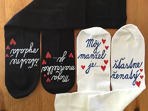 Maľované ponožky s nápisom: "Môj manžel (Moja manželka) je šťastne ženatý (vydatá)" (biele + tmavomodré)