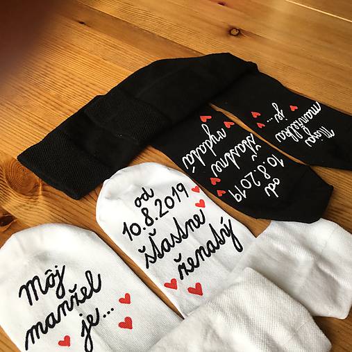 Maľované ponožky s nápisom: "Môj manžel (Moja manželka) je šťastne ženatý (vydatá)" (biele + čierne s dátumom)