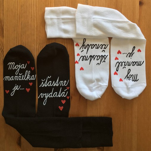 Maľované ponožky s nápisom: "Môj manžel (Moja manželka) je šťastne ženatý (vydatá)" (biele + čierne bez dátumu)