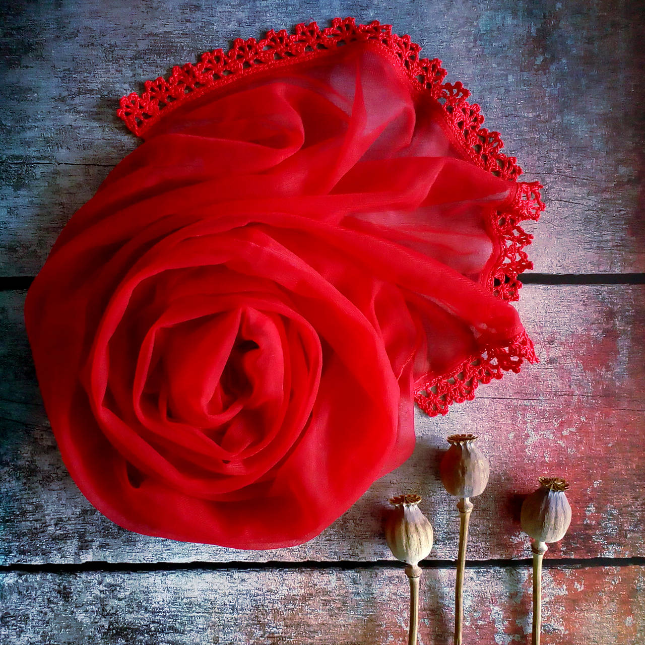 O lásce šeptají | červený průhledný šál
