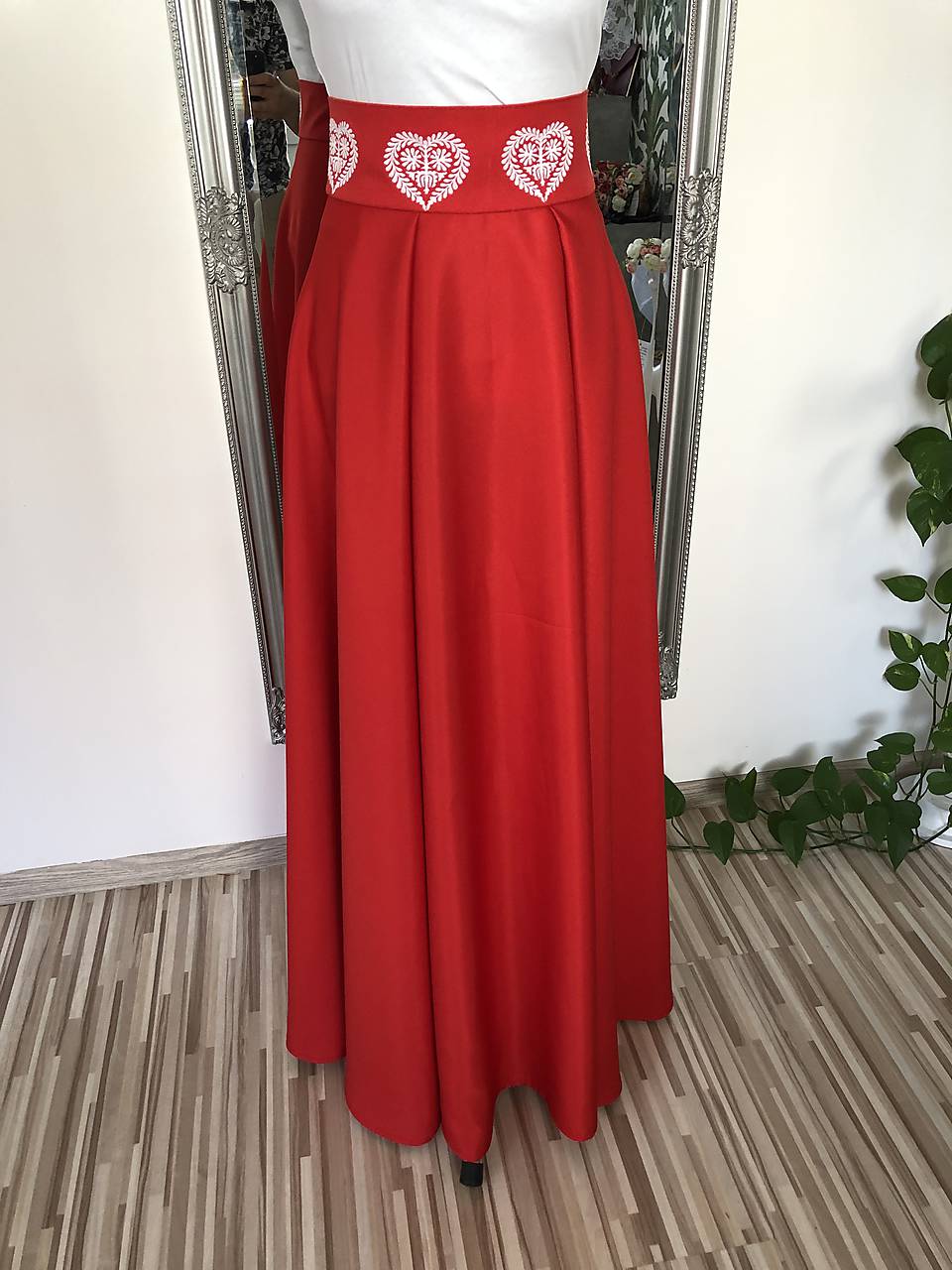 Sukňa s výšivkou dlhá (červená)