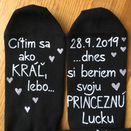 Maľované ponožky pre ženícha (biela + ružová na čiernych s menom “princeznej”)