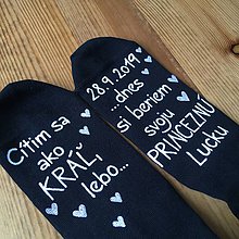 Ponožky, pančuchy, obuv - Maľované ponožky pre ženícha (biela + ružová na čiernych s menom “princeznej”) - 10970297_