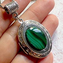 Náhrdelníky - Oval Gemstone Antique Silver Locket Necklace / Otvárací medailón (Natural Malachite) - 10980439_