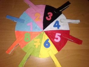 Hračky - Montessori koliesko so štipcami-učíme sa farby a čísla do 8 - 10984185_