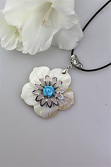 Náhrdelníky - perleť prívesok luxusný - s tyrkenitovým kvietkom - 10987579_