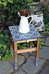 Nábytok - Modrobiely vidiecky stolík s ornamentovými nohami - 10986098_