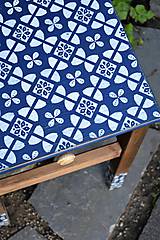 Nábytok - Modrobiely vidiecky stolík s ornamentovými nohami - 10986099_