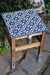 Nábytok - Modrobiely vidiecky stolík s ornamentovými nohami - 10986100_