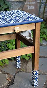 Nábytok - Modrobiely vidiecky stolík s ornamentovými nohami - 10986102_