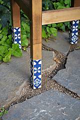 Nábytok - Modrobiely vidiecky stolík s ornamentovými nohami - 10986103_