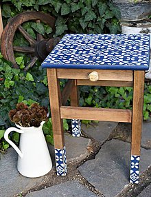 Nábytok - Modrobiely vidiecky stolík s ornamentovými nohami - 10986101_