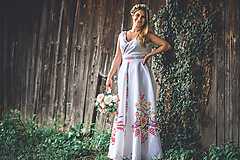 Šaty - Spoločenské šaty (Vajnorský ľudový ornament zo Slovenska) (na mieru  - Biela s farebným ornamentom) - 10988132_