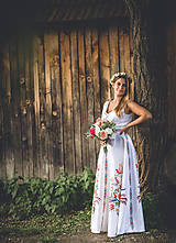 Šaty - Spoločenské šaty (Vajnorský ľudový ornament zo Slovenska) (na mieru  - Biela s farebným ornamentom) - 10988133_
