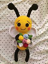 Háčkovaná včielka s kvietkami
