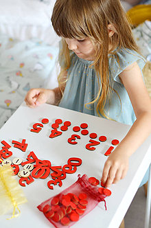 Hračky - Čísla a množstvá - dva varianty (Montessori červená varianta + žtóny + karty) - 11001690_