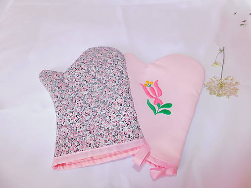 Úžitkový textil - Kuchynská chňapka (rukavice) s ručnou výšivkou - 11001377_
