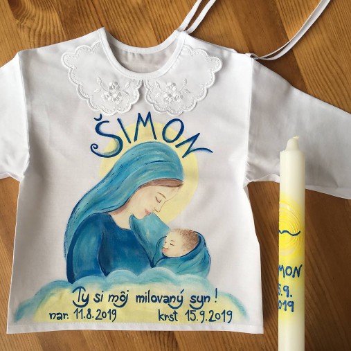 Maľovaná krstná košieľka s bábätkom v náručí Panny Márie (Košieľka 6 + svieca)