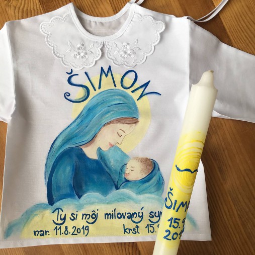 Maľovaná krstná košieľka s bábätkom v náručí Panny Márie (Košieľka 6 + svieca)