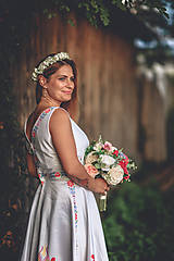 Šaty - Spoločenské šaty (Vajnorský ľudový ornament zo Slovenska) (na mieru  - Biela s farebným ornamentom) - 11009789_