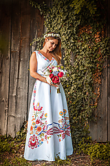 Šaty - Spoločenské šaty (Vajnorský ľudový ornament zo Slovenska) (na mieru  - Biela s farebným ornamentom) - 11009791_