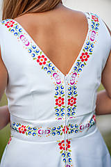 Šaty - Spoločenské šaty (Vajnorský ľudový ornament zo Slovenska) (na mieru  - Biela s farebným ornamentom) - 11009792_